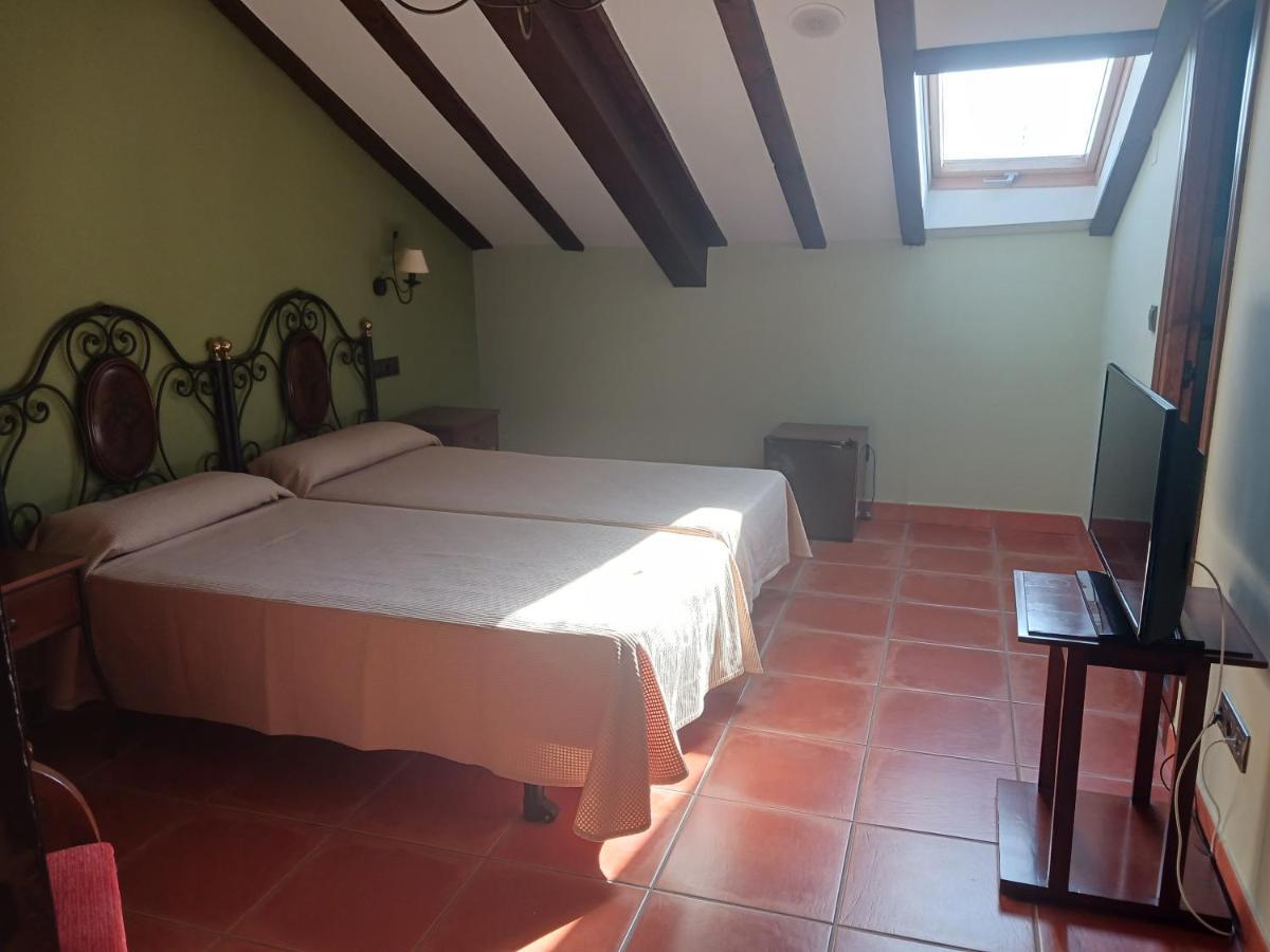 Hotel Restaurante Dona Elvira Nava del Rey Kültér fotó