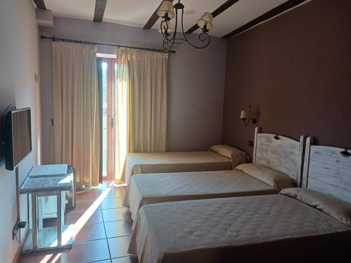 Hotel Restaurante Dona Elvira Nava del Rey Kültér fotó