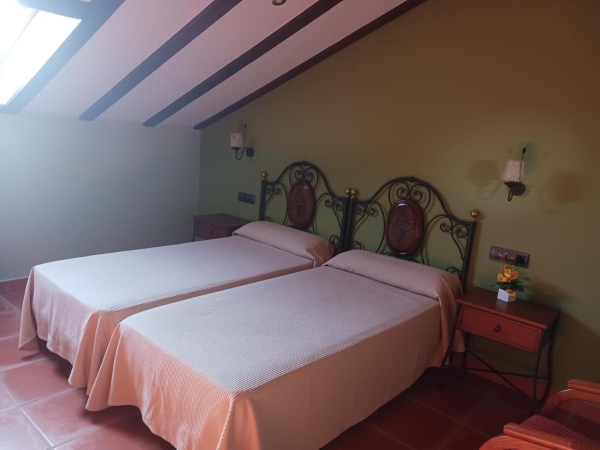 Hotel Restaurante Dona Elvira Nava del Rey Kültér fotó